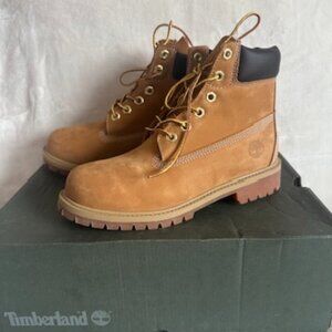 NIB Timberland Boots 6 Inch Wheat Nubuck Big Kids Juniors Size 5.5/EU38 TB0A3NX6